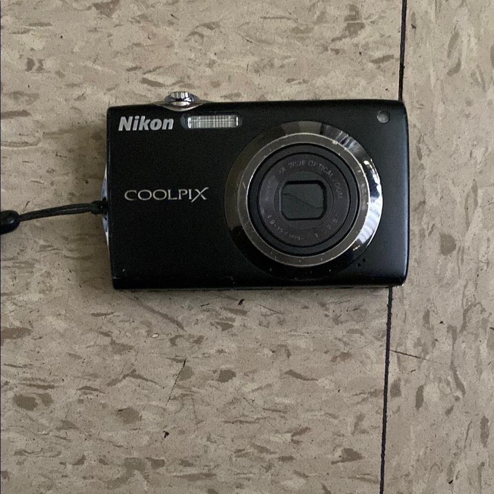 Nikon COOLPIX Black Digital Camera ( for parts only )